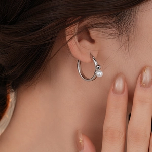 Boucles d'oreilles créoles géométriques plaqué or 14K avec élégante perle blanche