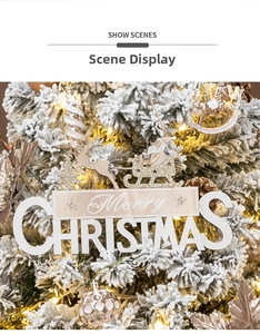 Détail de la plaque Merry Christmas en bois avec rennes et flocons sur un sapin de Noël