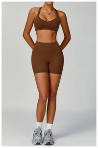 Détail d'un ensemble de yoga marron café avec brassière licou et short taille haute