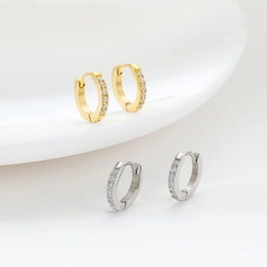 Orecchini huggie minimalisti in acciaio con pietre CZ scintillanti in oro e argento