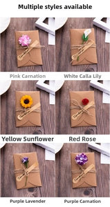 Dettaglio di buste vintage in kraft con fiori secchi e scritte di auguri