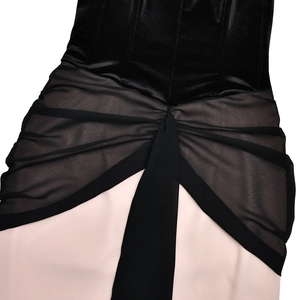Détail du bustier en velours noir avec baleines et nœud en tulle sur une robe rose