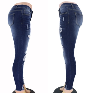Schmal geschnittene Ripped-Jeans für Damen in Dunkelblau mit modernem Distressed-Look