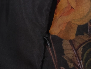 Vue macro détaillée de la fermeture éclair invisible noire et des coutures en organza