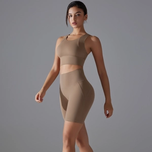 Dettaglio del set yoga mocha marrone a due pezzi con reggiseno e pantaloncini a vita alta
