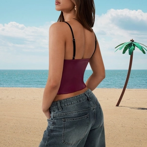 Débardeur court sexy en cuir PU bordeaux avec dos nu et bretelles fines ajustées
