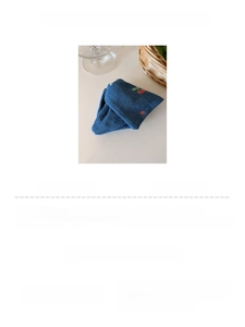 Détail de la pince à cheveux en tissu bleu denim avec broderie cerise de 13 cm