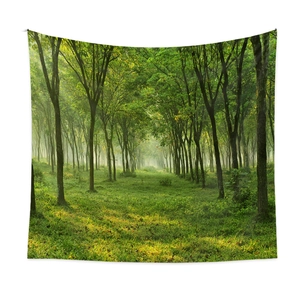 Dettaglio di un arazzo con paesaggio forestale che mostra alberi verdi e nebbia mattutina