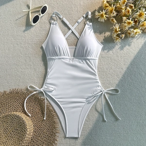 Maillot de bain blanc une pièce avec détails de cordon et accessoires d'été à plat