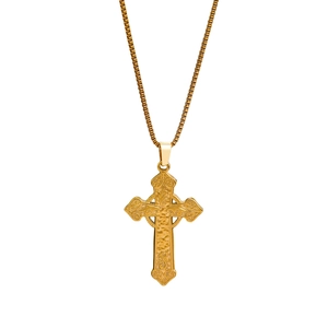 Détail du collier croix en acier inoxydable doré avec relief floral et filigrane