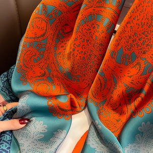 Foulard en soie de style chinois avec motifs floraux classiques bleu et orange éclatant