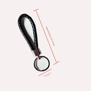 Dettaglio portachiavi in pelle intrecciata nera con anello in metallo e misure di 11,4cm