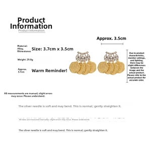 Détail de boucles d'oreilles dorées avec cristaux et dimensions de 3,7cm par 3,5cm