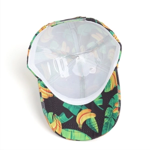 Detailansicht der Innenseite und des weißen Futters der Baseballkappe mit Tropenprint.
