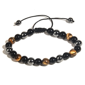Détail d'un bracelet de perles ajustable avec œil de tigre et pierres style obsidienne