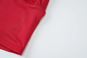 Detailaufnahme der Nähte und Stofftextur bei einem roten Neckholder-Kleid