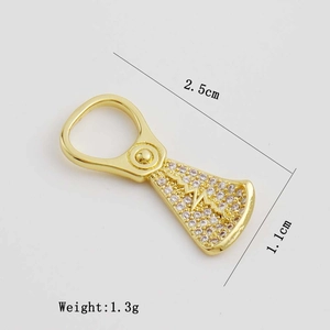 Gros plan d'un pendentif fermeture éclair en or 18K avec zircons et dimensions