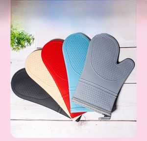 Detail of honeycomb silicone oven mitts with cotton lining in multiple colors