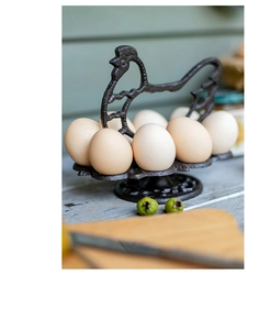 Vue macro du porte-œufs vintage en fonte sur un plan de travail de cuisine rustique