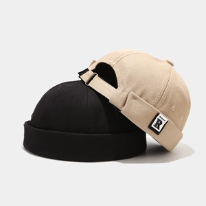 Set di due berretti docker vintage nero e beige con patch ricamata della lettera R