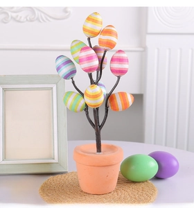 Detalle de un árbol de huevos de Pascua coloridos en una maceta rosa sobre un mantel tejido