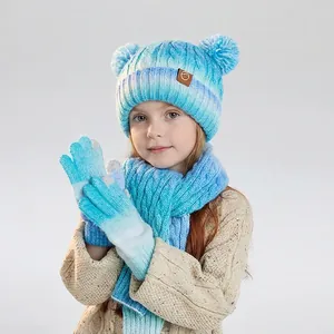 Set de punto de invierno para niños con gorro degradado azul, bufanda y guantes de pompon