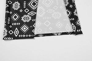 Détail macro d'imprimé tribal géométrique avec coutures d'ourlet et fente sur la robe