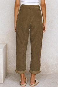 Detailansicht der Rückseite der olivgrünen Cordhose mit feiner Rippenstruktur und hoher Taille