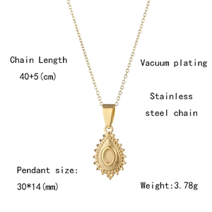 Détail du collier doré en acier inoxydable 40+5cm avec un pendentif goutte