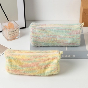 Gros plan sur les trousses tissées arc-en-ciel avec tissu texturé et fermetures éclair