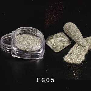 Dettaglio macro della polvere glitter riflettente FG05 oro champagne con effetto scintillante