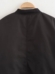 Vue détaillée des coutures arrière d'une veste de baseball noire ample et confortable
