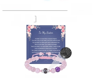 Détail du bracelet en cristal rose 8mm avec pierre de projection I Love You et carte sœur