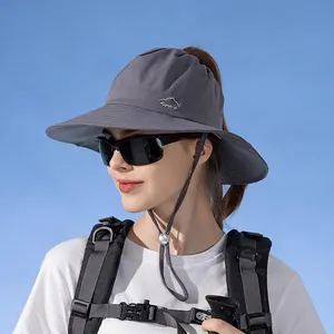 Chapeau de soleil gris foncé à large bord avec ouverture queue de cheval et logo sport