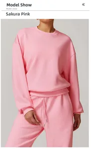 Détail d'un ensemble sweat rose fleur de cerisier avec épaules tombantes et pantalon