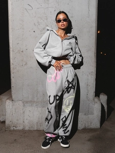 Ensemble survêtement gris pour femme avec imprimé graffiti et sweat à capuche