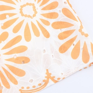 Robe à col carré en broderie anglaise blanche avec motifs géométriques orange