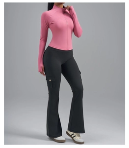 Détail de la veste de yoga rose avec passe-pouces et pantalon cargo à poches