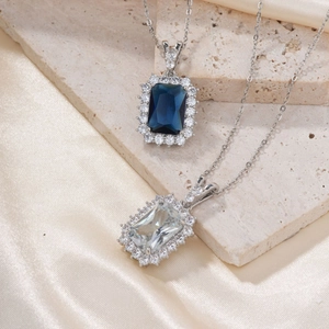 Élégant Collier Pendentif Rectangulaire en Cuivre Zirconia pour Femmes Colliers Halo de Luxe avec Pierres Bleues Transparentes
