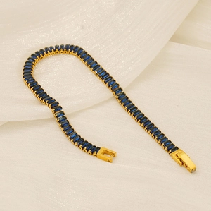 Nahaufnahme des 18K vergoldeten Tennisarmbands mit blauen Zirkonia im Rechteckschliff