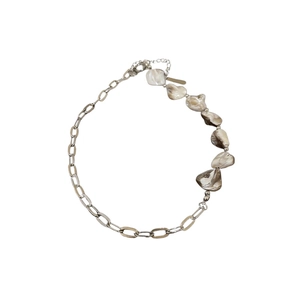 Collana elegante con catena in metallo argento e perle di conchiglia su sfondo bianco