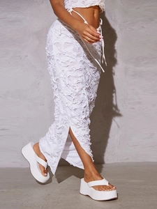 Ensemble deux pièces en maille blanche avec crop top dos nu et jupe longue fendue
