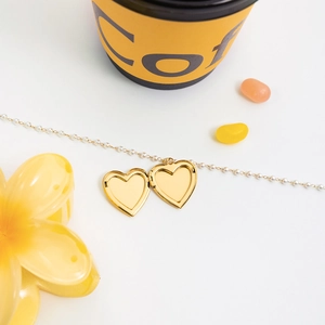 Collier médaillon en acier inoxydable doré 18K avec cadre cœur ouvert et perles blanches