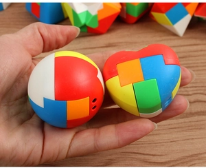 Macro-opname van een 3D-puzzelbal met veelkleurige in elkaar grijpende plastic delen