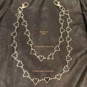 Dettaglio di catene d'argento a forma di cuore con fermagli a moschettone da 36cm e 52cm