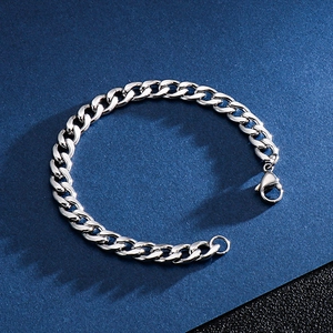 Bracciale a catena cubana NK minimalista in argento con chiusura a moschettone su blu