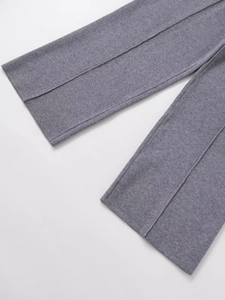 Détail de la maille fine et de l'ourlet plissé sur le pantalon large gris chiné