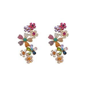 Elegante vergoldete Blumenohrringe mit bunten Strasssteinen in einem Cluster-Design