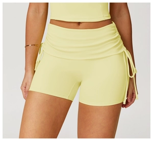 Detailansicht der Yoga-Shorts mit hohem Bund, Kordelzug und gerafftem Design