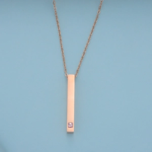 Detailansicht des roségoldenen Rechteck-Anhängers mit einem kleinen rosa Edelstein